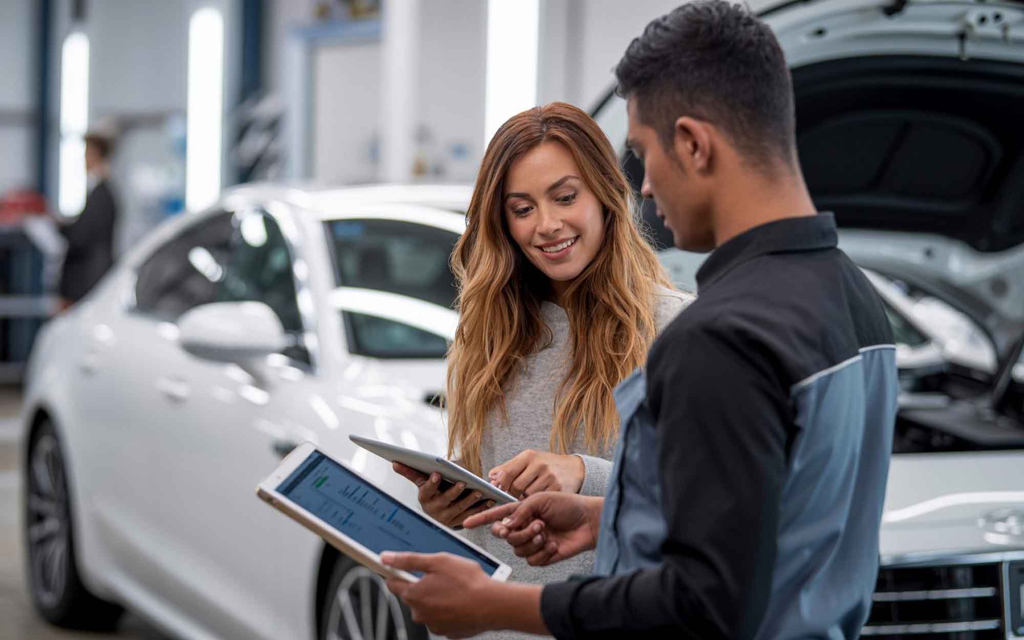 Technician talking with smiling customer – Craigs Collision Technician talking with smiling customer - Craigs Collision