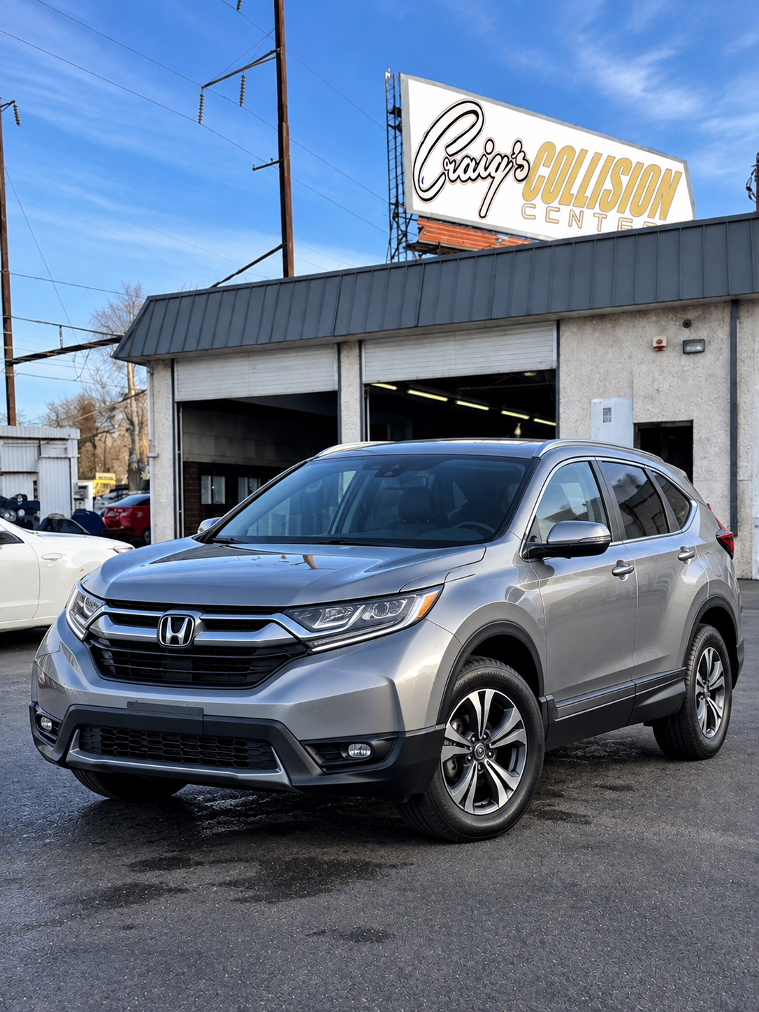 honda-auto-body-shop customer-with-auto-body-estimator-at-craigs-collision-center-philly-PA